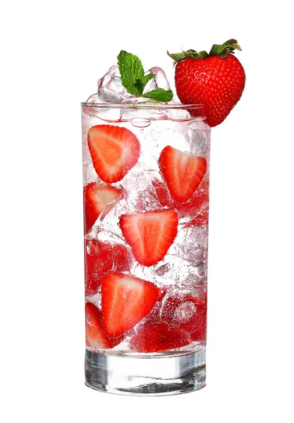 Vaso de fresa fría Bebida con hielo aislado sobre fondo blanco — Foto de Stock