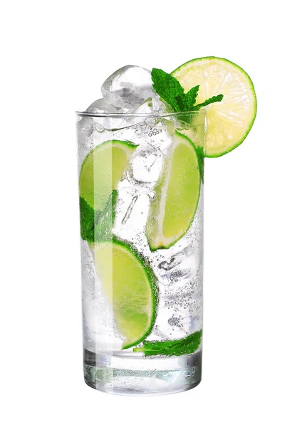 Mojito-Cocktail im Glas isoliert auf weißem Hintergrund — Stockfoto