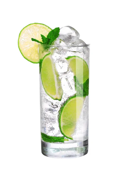 Cocktail Mojito in vetro isolato su fondo bianco — Foto Stock