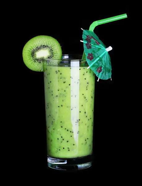 Hälsosam glas av smoothies kiwi smak på svart bakgrund — Stockfoto