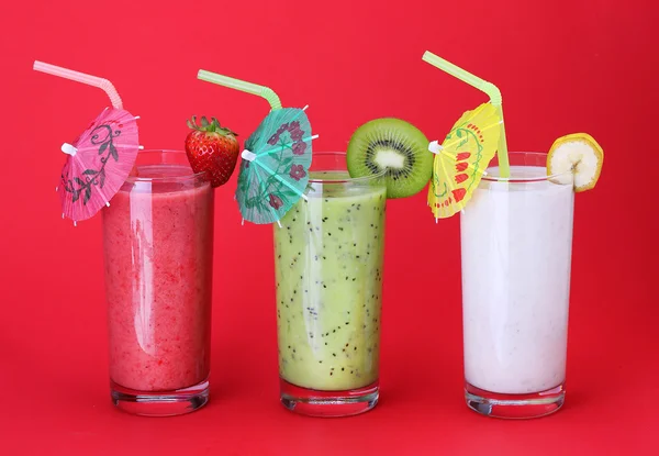 Zdravý sklenice smoothies kolekce chuť na červeném pozadí — Stock fotografie