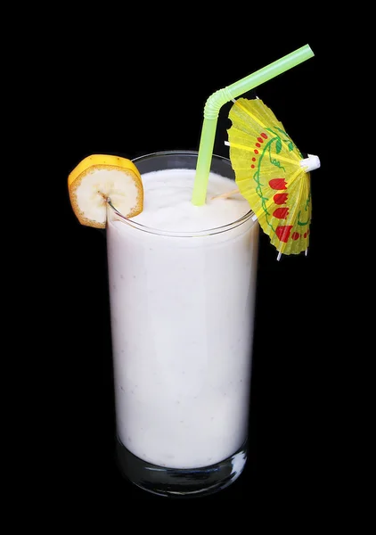 Hälsosam glas av smoothies banan smak på svart bakgrund — Stockfoto