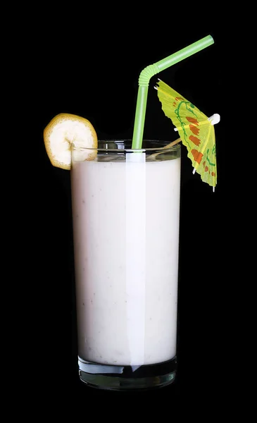 Здоровый стакан коктейлей банановый вкус на черном фоне — стоковое фото