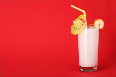 sağlıklı smoothies muz lezzet kırmızı zemin üzerine bardak