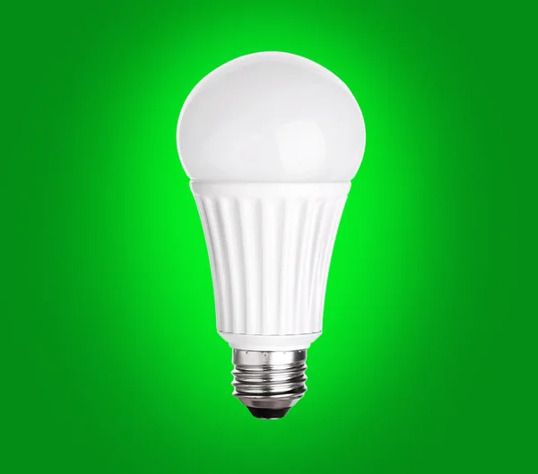 Светодиодная лампочка на зеленом фоне — стоковое фото