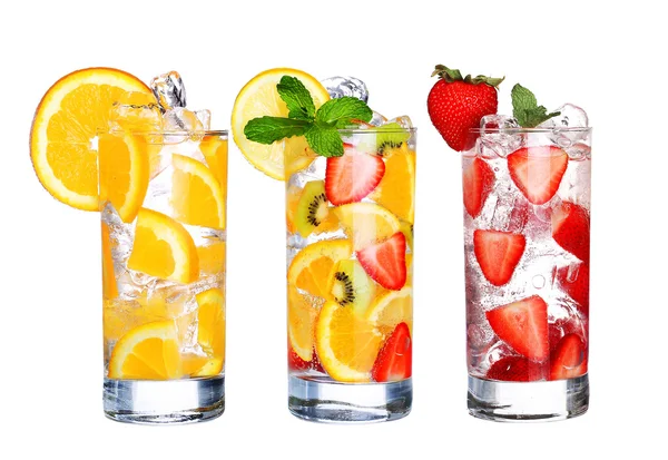 玻璃冷水果饮料集合在白色背景上孤立 — 图库照片