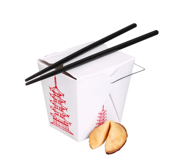 Caja de comida china contenedor con galleta de la fortuna y palillos aislados sobre fondo blanco — Foto de Stock