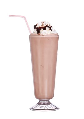 milkshakes çikolata şurubu ile lezzet ve çırpılmış krem izole üzerinde beyaz arka plan