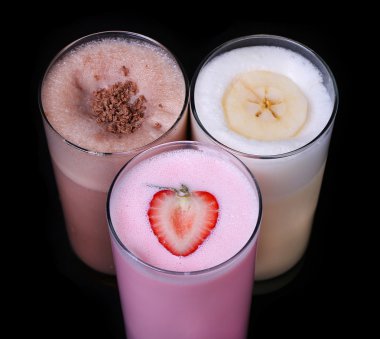 milkshakes çikolata tadında dondurma küme koleksiyon üzerinde izole