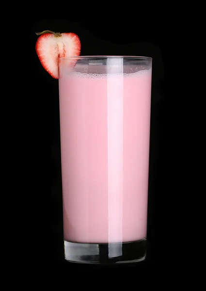 Молочные коктейли клубничное мороженое, изолированное на черном бэкгро — стоковое фото