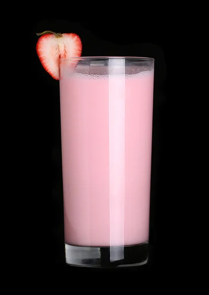 Çilekli milkshake dondurma üzerinde siyah backgro izole lezzet — Stok fotoğraf