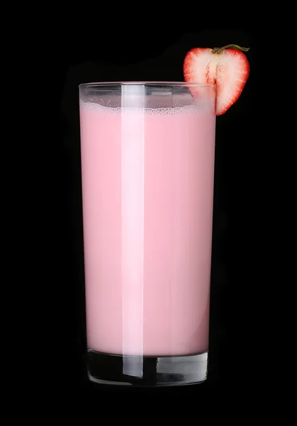 Milkshake strawberry rasa es krim terisolasi di latar belakang hitam — Stok Foto