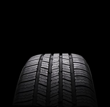 siyah arka plan üzerine izole otomobil lastik geçirilmiş