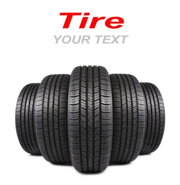 Beyaz arka plan üzerinde izole beş otomobil siyah lastik geçirilmiş