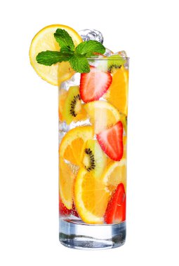 Beyaz arka plan üzerinde izole cam soğuk meyve kokteyli