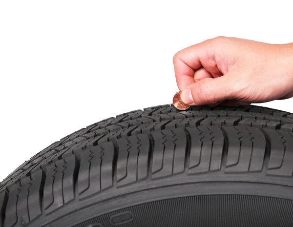 Main avec pièce américaine cent vérifier l'état des pneus isolé sur wh — Photo