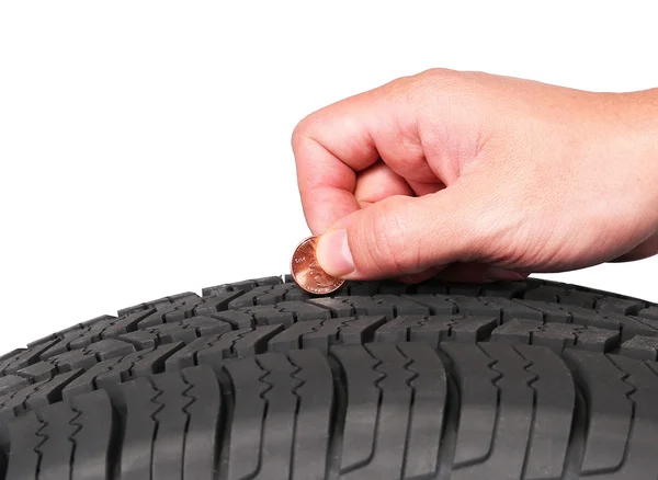 Main avec pièce américaine cent vérifier l'état des pneus isolé sur wh — Photo