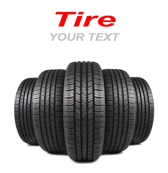 Beyaz arka plan üzerinde izole beş otomobil siyah lastik geçirilmiş