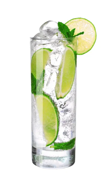 Mojito cocktail σε ποτήρι που απομονώνονται σε λευκό φόντο — Φωτογραφία Αρχείου