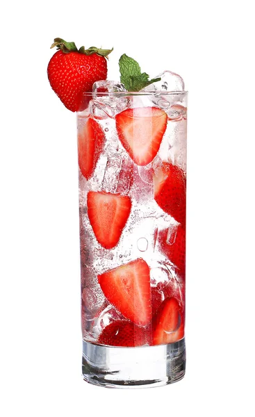 Copa de cóctel de fresa fría con hielo aislado en bac blanco — Foto de Stock