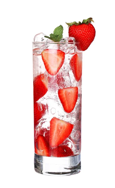 Copa de cóctel de fresa fría con hielo aislado en bac blanco — Foto de Stock
