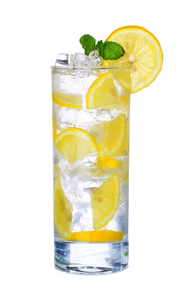 Стакан холодного лимонного коктейля со льдом, изолированным на белом бэкгру — стоковое фото