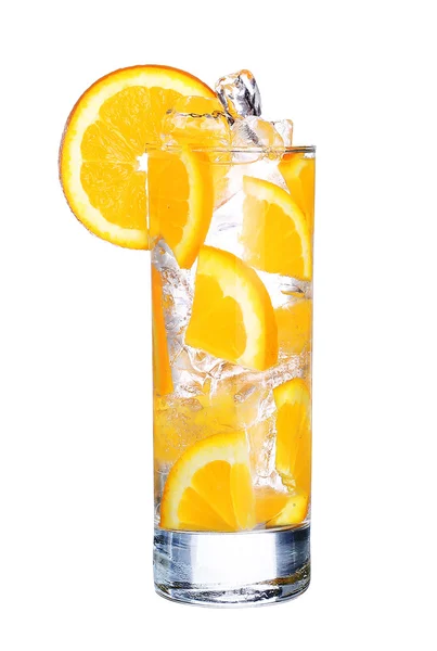 Стакан холодного оранжевого коктейля со льдом, изолированным на белом бэкгре — стоковое фото