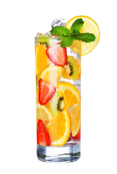 Beyaz arka plan üzerinde izole cam soğuk meyve kokteyli — Stok fotoğraf