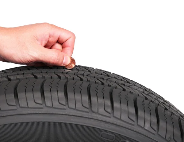 Main avec pièce américaine cent vérifier l'état des pneus isolé sur wh Images De Stock Libres De Droits
