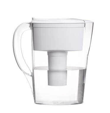 Su filtresi sürahisi beyaz arkaplanda izole edildi