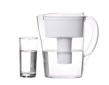 Filtre sürahi ile temiz su üzerinde beyaz izole