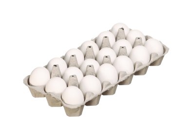 Beyaz tavuk yumurtası beyaz arkasında izole karton yumurta kutusu