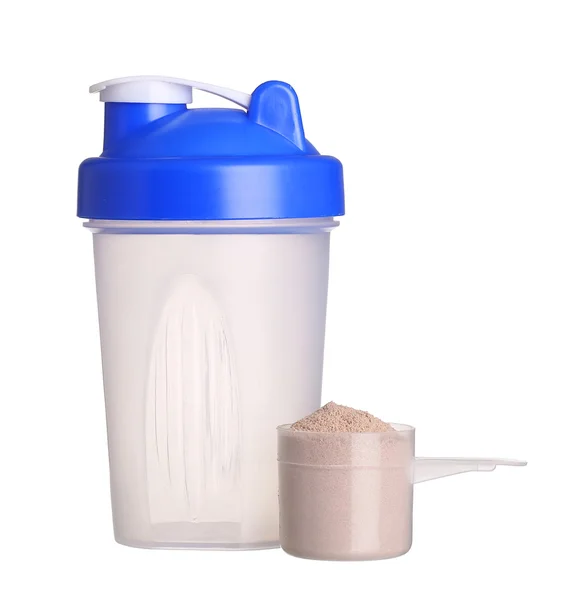 Agitador y taza de proteína en polvo aislados sobre fondo blanco — Foto de Stock