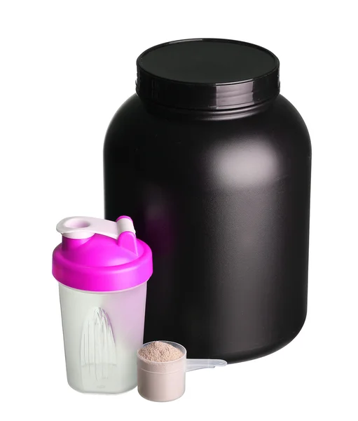 ピンクのシェーカーとタンパク質 powd のカップの乳清タンパク質の大きな浴槽 — ストック写真
