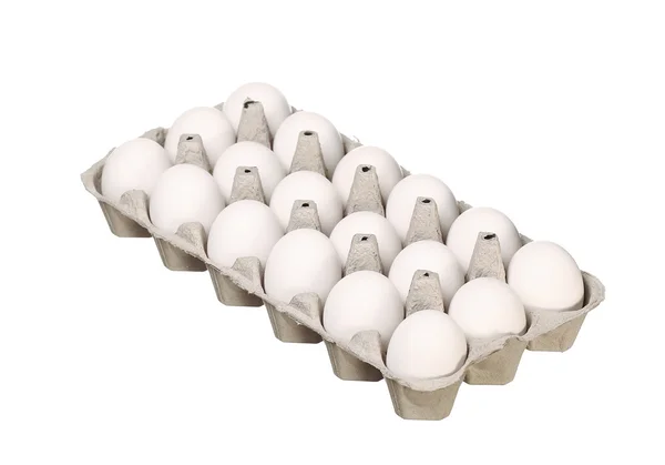 Картонна яєчна коробка з білими курячими яйцями ізольовані на білому фоні — стокове фото