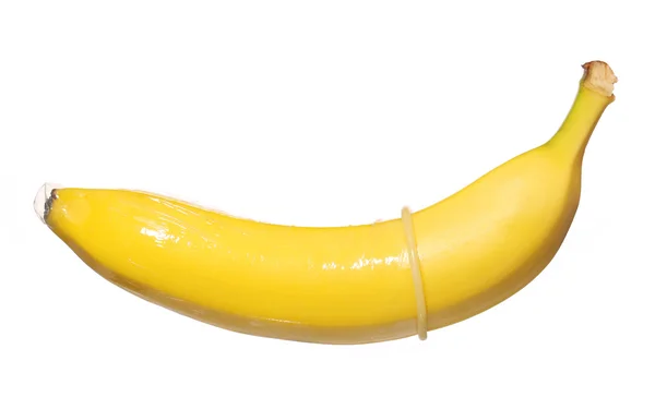 Plátano con preservativo aislado sobre fondo. Concepto anticonceptivo — Foto de Stock