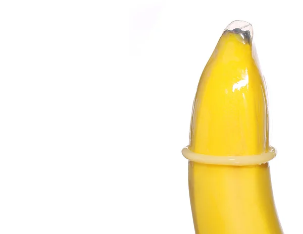 Plátano con preservativo aislado sobre fondo. Concepto anticonceptivo — Foto de Stock