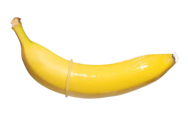 Plátano con preservativo aislado sobre fondo. Concepto anticonceptivo — Foto de Stock