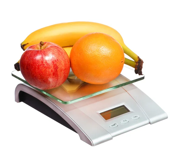 Escamas de alimentos con frutas manzana plátano y naranja aislado en blanco —  Fotos de Stock