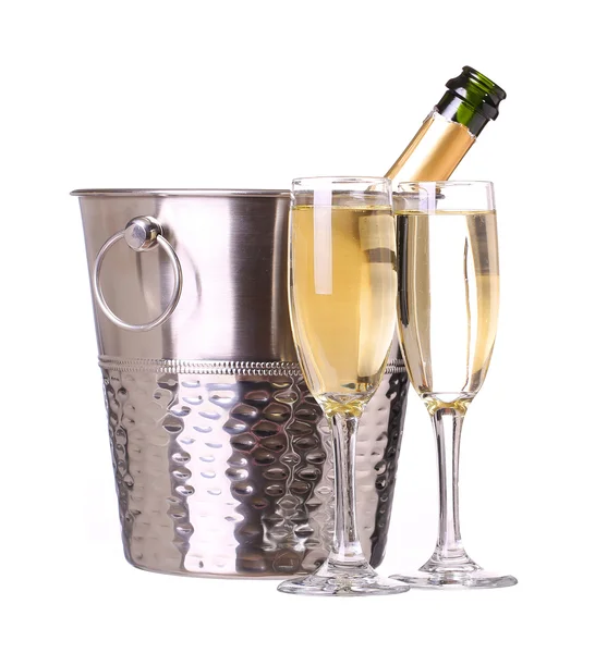 Botella de champán en cubo con hielo y copas de champán, es — Foto de Stock