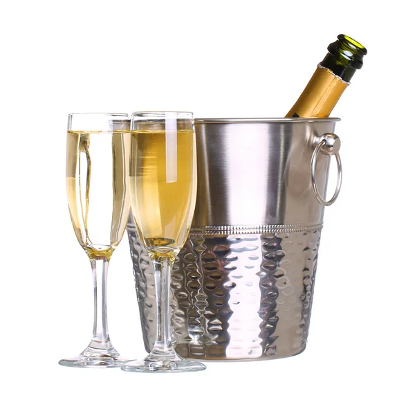 Champagneflaska i hink med is och glas champagne, är — Stockfoto