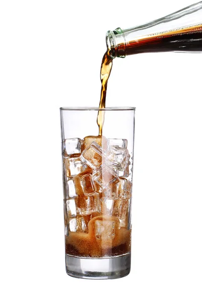 Fles coke gieten in drankje glas met ijsblokjes geïsoleerd op wh — Stockfoto