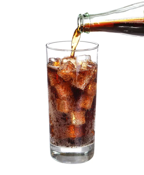 Flaska hälla Cola i drink glas med isbitar isolerade på wh — Stockfoto