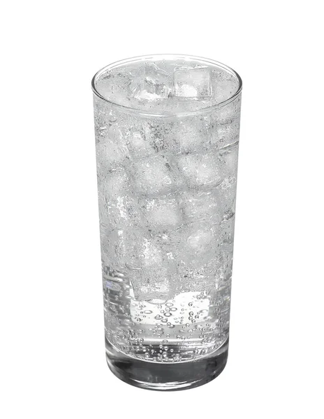 Glas koud minerale koolzuurhoudend water met ijs kubussen geïsoleerde o — Stockfoto