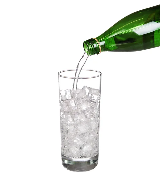 Groene fles gieten water in glas van koude mineraal koolzuurhoudende w — Stockfoto