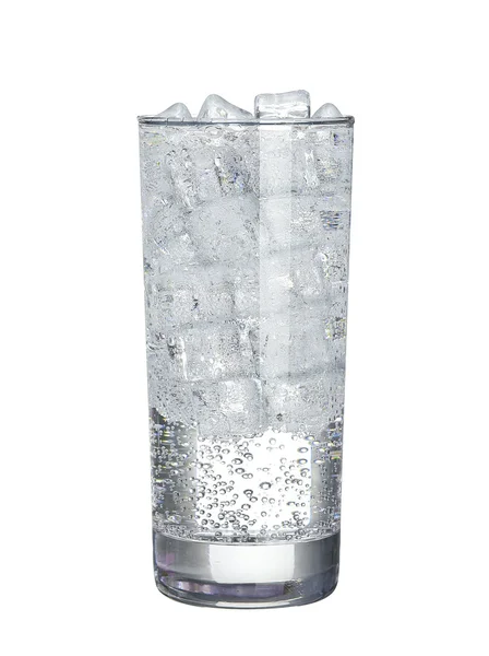 Verre d'eau gazéifiée minérale froide avec glaçons Isolé o Photo De Stock
