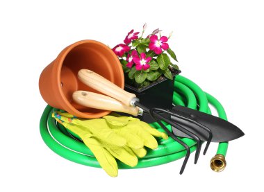 Bahçe aletleri ve çiçekler çatal ve üzerinde beyaz izole eldivenler 