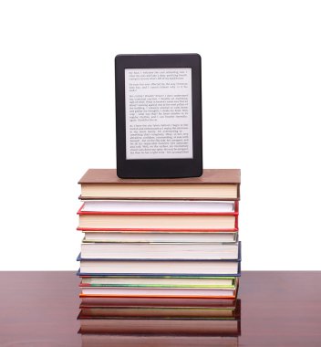 elektronik kitap okuyucu ve yığın eski kitaplar ahşap Resepsiyon masasında
