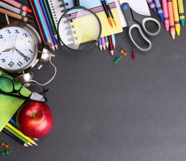 Kitap, apple, çalar saat ve kalem kara tahta arka plan üzerinde.