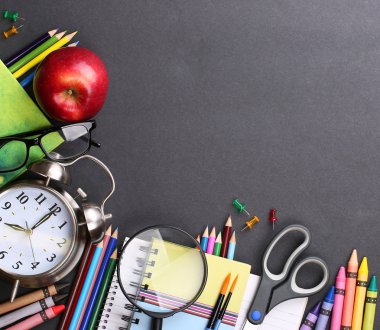 Kitap, apple, çalar saat ve kalem kara tahta arka plan üzerinde.